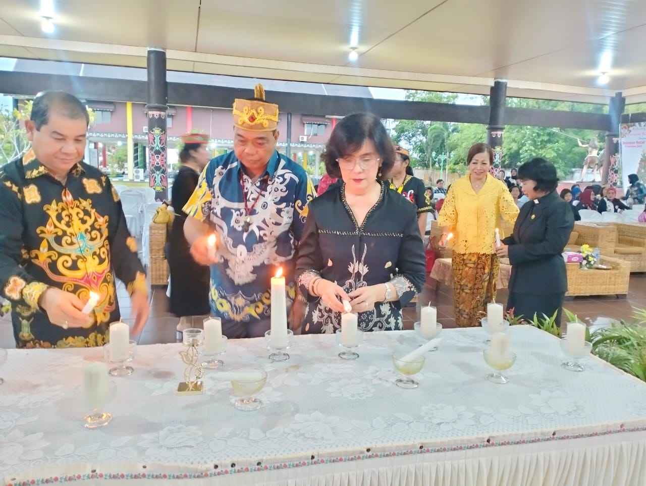 Kadis P3APPKB Linae Victoria Aden Hadiri Ibadah dan Perayaan Natal Asosiasi Bawi Dayak Provinsi Kalteng