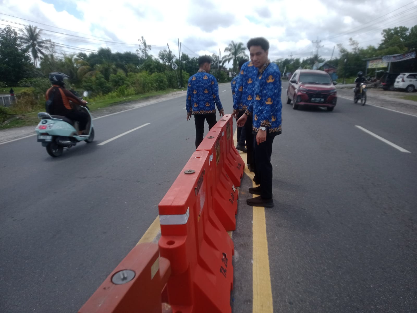 Upaya Preventif, Dishub Kalteng Bersama BPTD Pasang Water Barrier di Jalan Tjilik Riwut