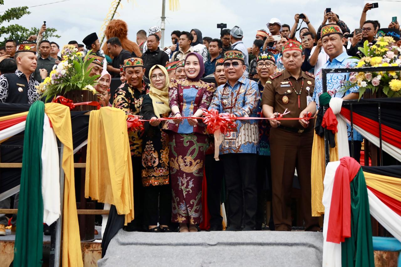 Wagub Kalteng Edy Pratowo Resmikan Operasional Kapal Wisata Susur Sungai di Dermaga Flamboyan Bawah