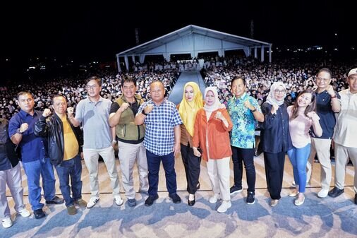 Masyarakat Antusias Hadiri Acara Tour Konser Isen Mulang Berkah