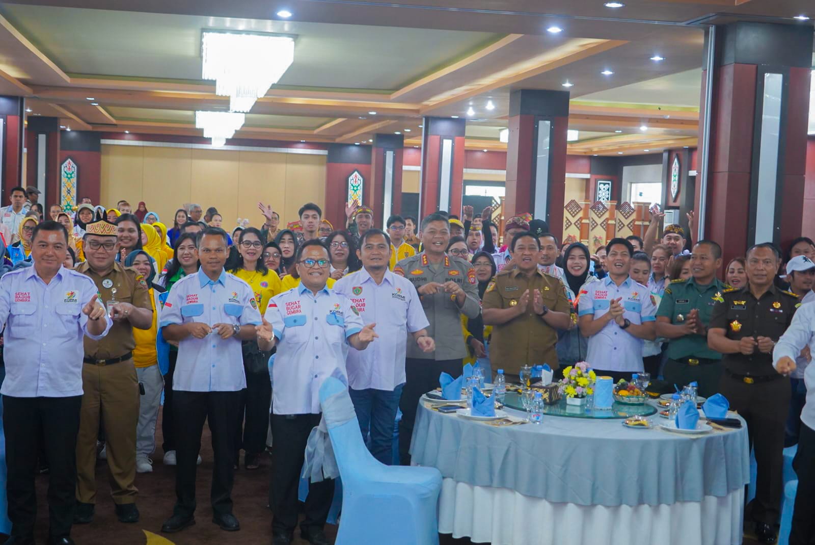 Wagub Kalteng Edy Pratowo Menyerahkan Tali Asih Kepada Para Pegiat Olahraga Masyarakat Berprestasi Pada Ajang FORNAS