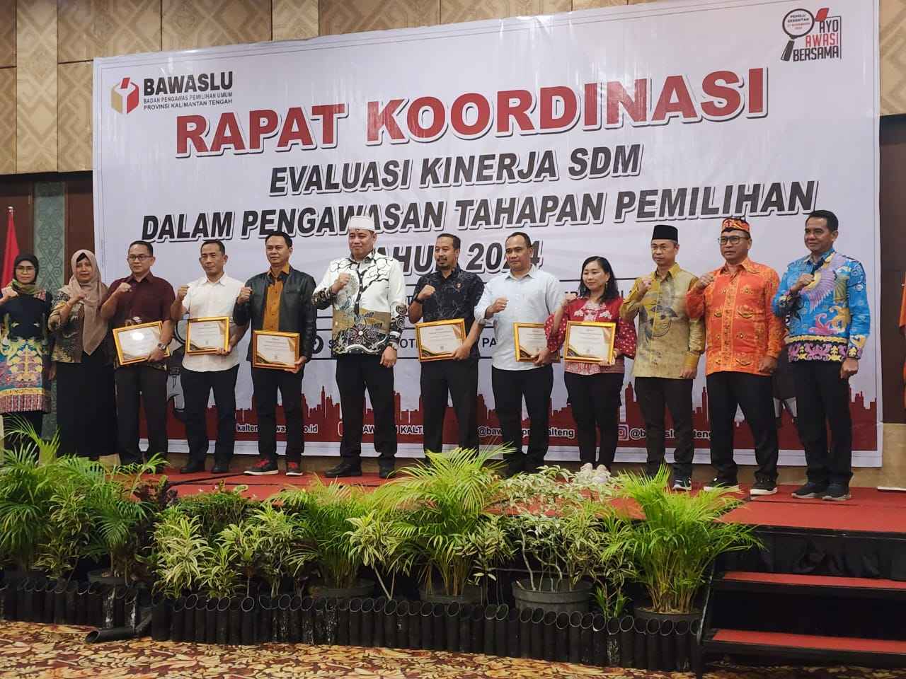 Badan Kesbangpol Prov. Kalteng Ikuti Rakor Evaluasi Kinerja SDM Dalam Pengawasan Tahapan Pemilihan Tahun 2024 serta Penyerahan Piagam dari Bawaslu Prov. Kalteng