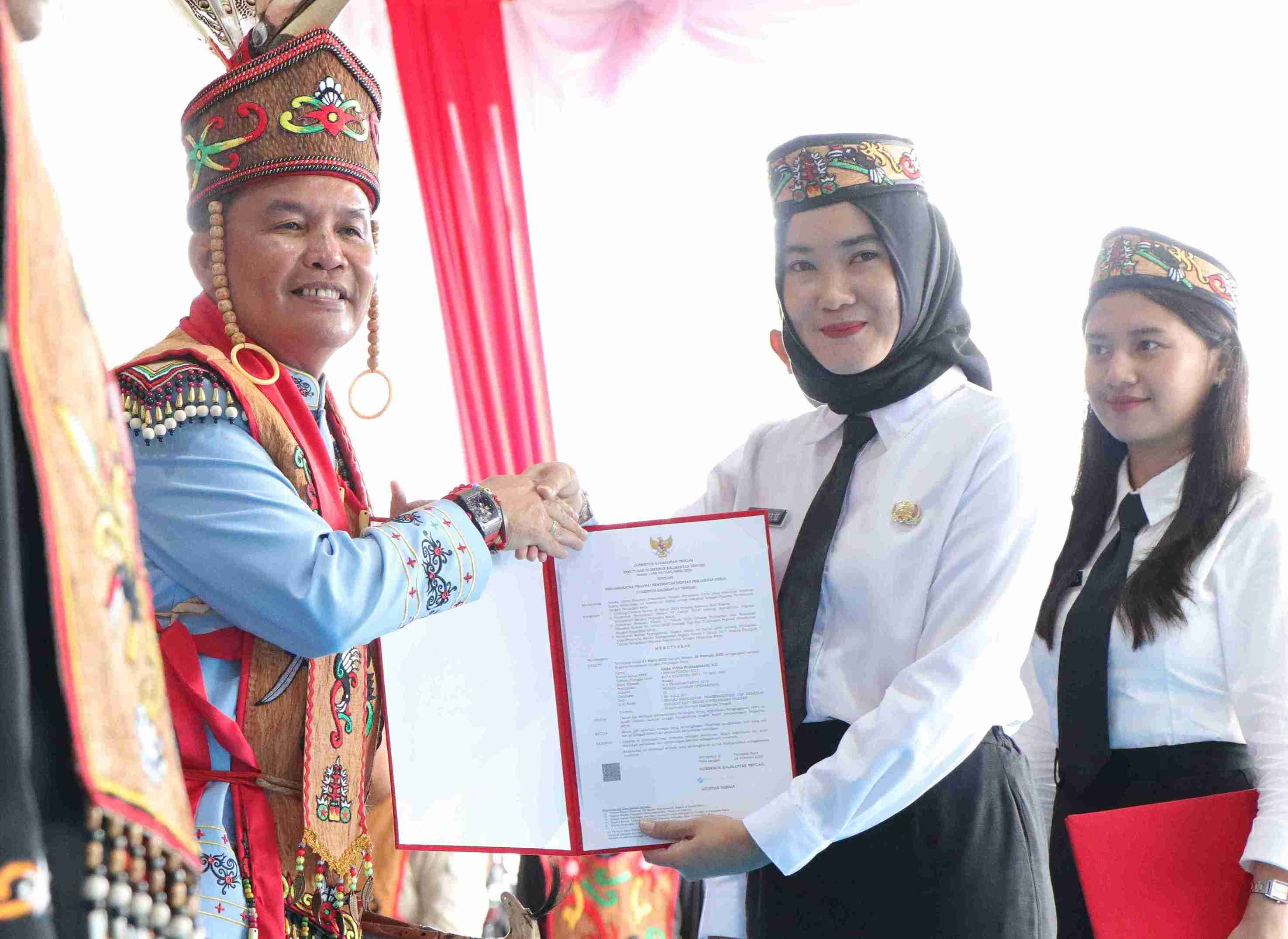Gubernur Kalteng Agustiar Sabran Serahkan SK Pengangkatan CPNS dan PPPK Tahap 1