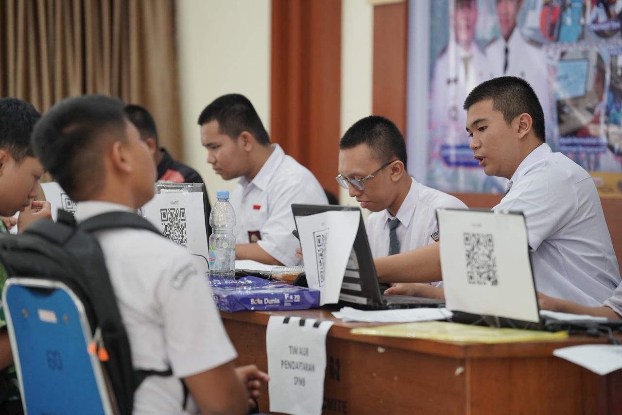 Antusiasme Tinggi Warnai Hari Pertama Pendaftaran SPMB di SMKN 1 Palangka Raya