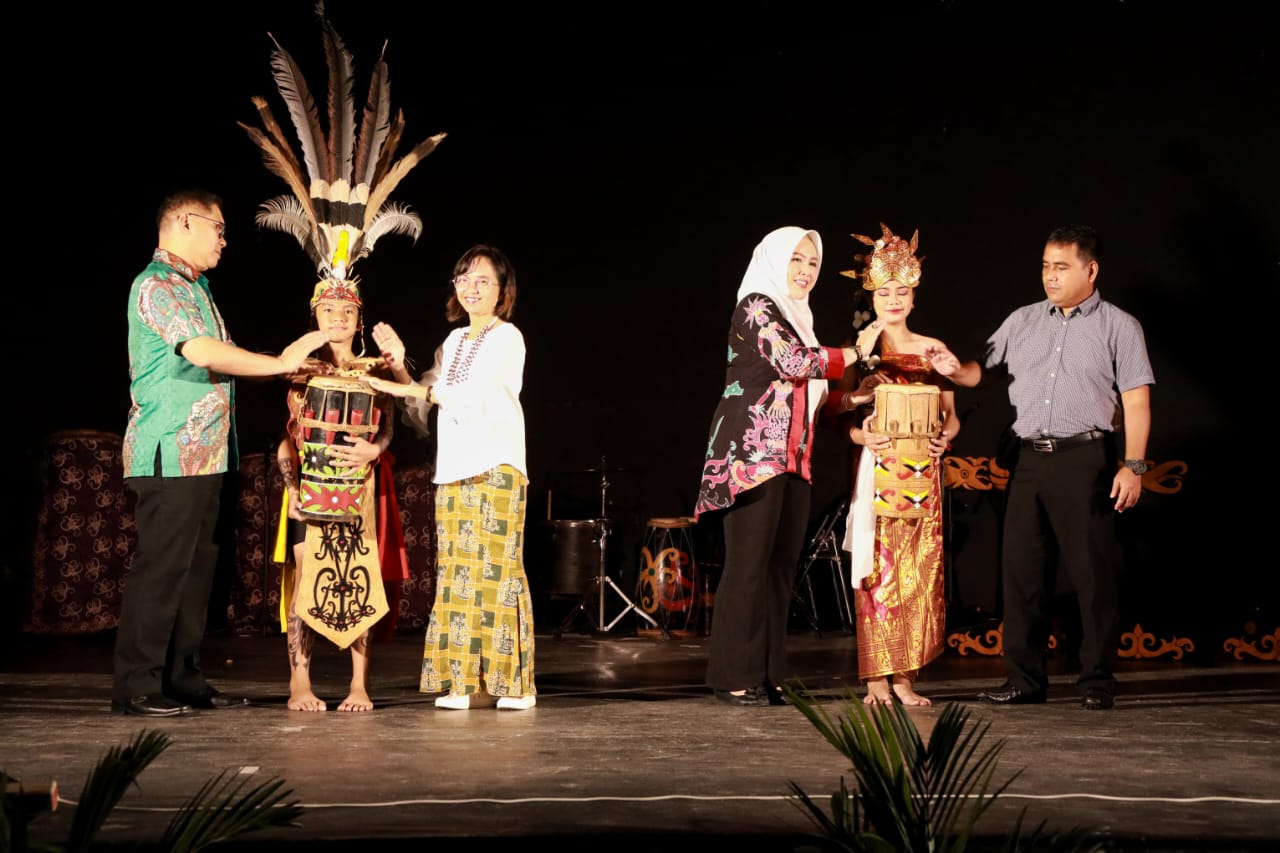 Kadisbudpar Adiah Chandra Sari Buka Acara Seni Budaya Ditandai Dengan Menabuh Katambung