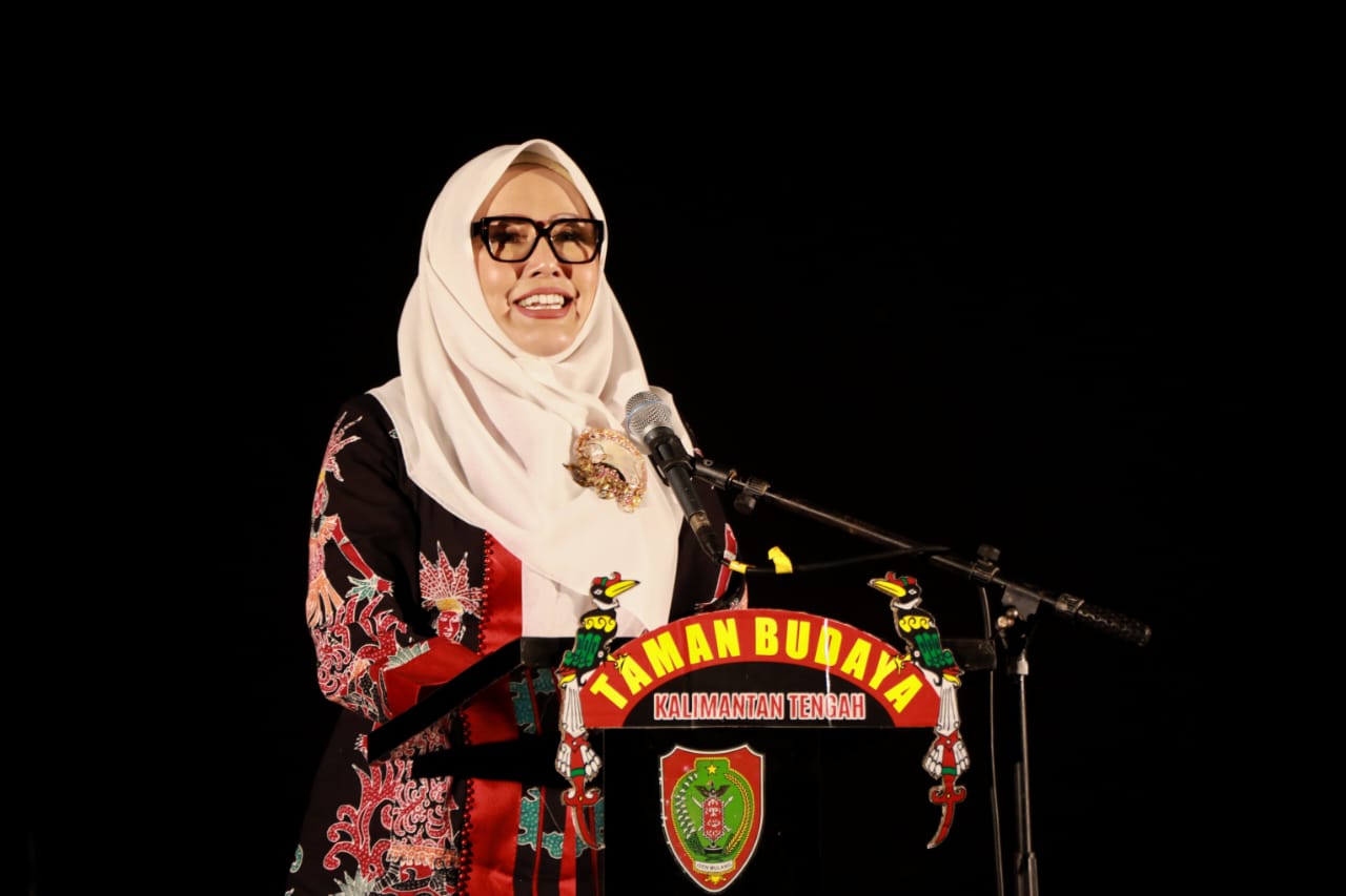 Kadisbudpar Adiah Chandra Sari Buka Acara Seni Budaya Ditandai Dengan Menabuh Katambung