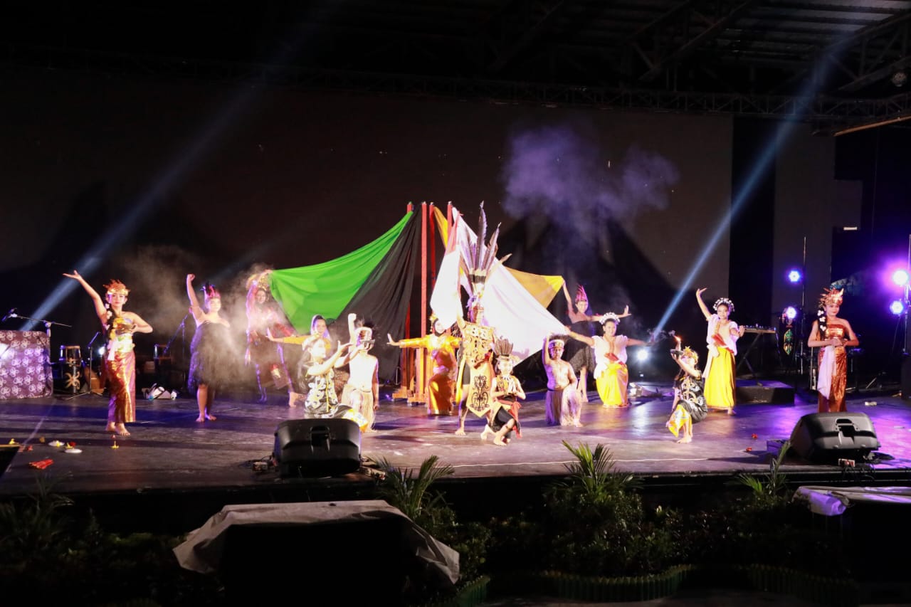 Kadisbudpar Adiah Chandra Sari Buka Acara Seni Budaya Ditandai Dengan Menabuh Katambung
