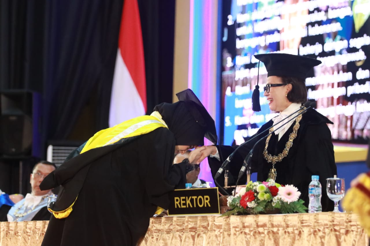 Ketua TP-PKK Prov. Kalteng Ivo Sugianto Sabran Resmi Menyandang Gelar Master of Arts (MA)