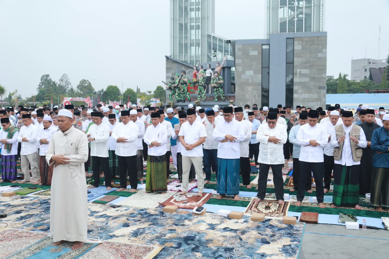 Gubernur Agustiar Sabran Bersama Masyarakat Kalteng Gelar Salat Istisqa dan Doa Bersama