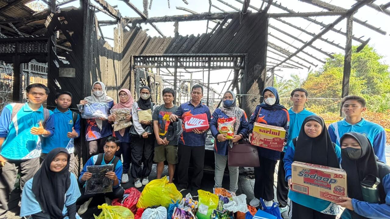 Peduli Korban Kebakaran, Keluarga Besar SMKN 1 Pangkalan Bun Galang Dana untuk Hanafi