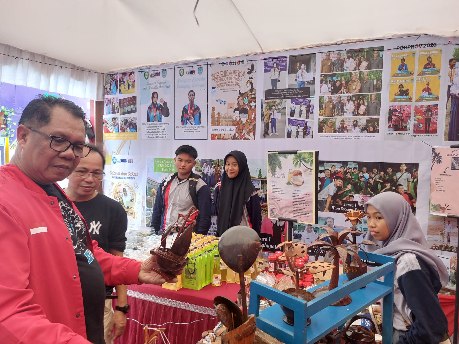 Kepala Dislutkan Prov. Kalteng Darliansjah Apresiasi Kegiatan Pameran dan Kunjungi Beberapa Stand