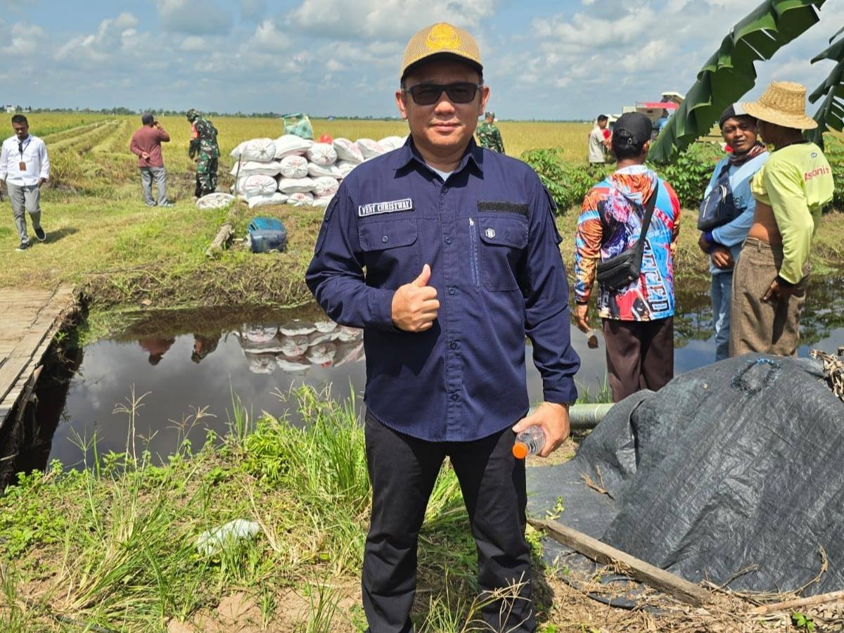 Kepala DESDM Prov. Kalteng Dampingi Gubernur Kalteng Hadiri Gerakan Tanam Padi Serentak