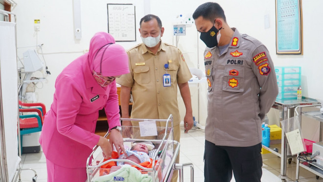 Bayi Ditemukan Di Depan Rumah Warga Jalan Tiyung RT 11 Translik Desa Pasir Panjang