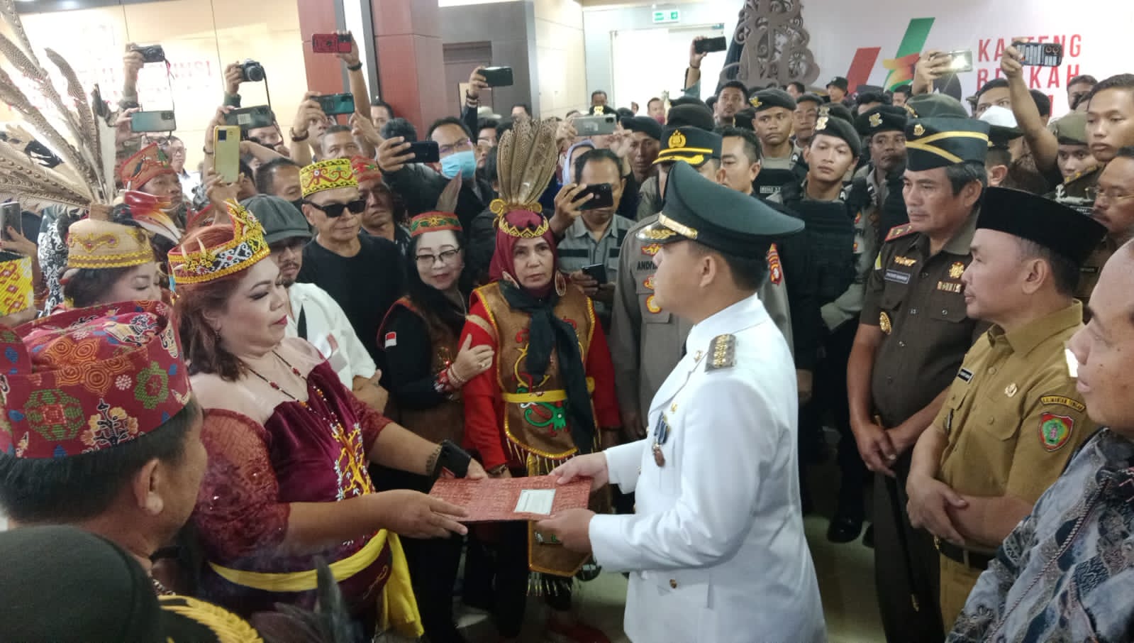 Gubernur Kalteng Sugianto Sabran Lantik Pj. Bupati Barsel dan Kobar di Aula Jayang Tingang
