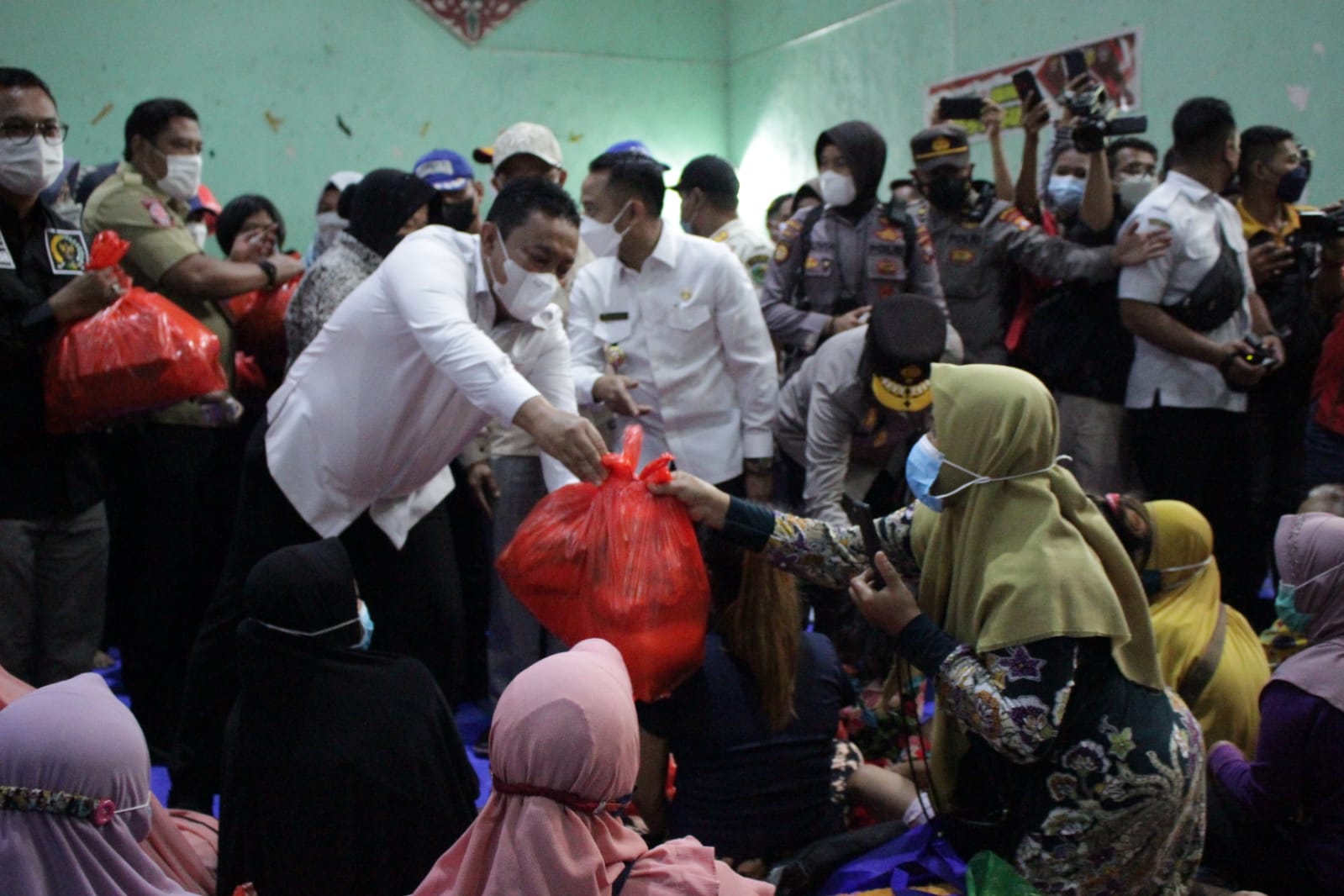 Mensos  Risma Kunjungi Pengungsian dan Serahkan Bansos