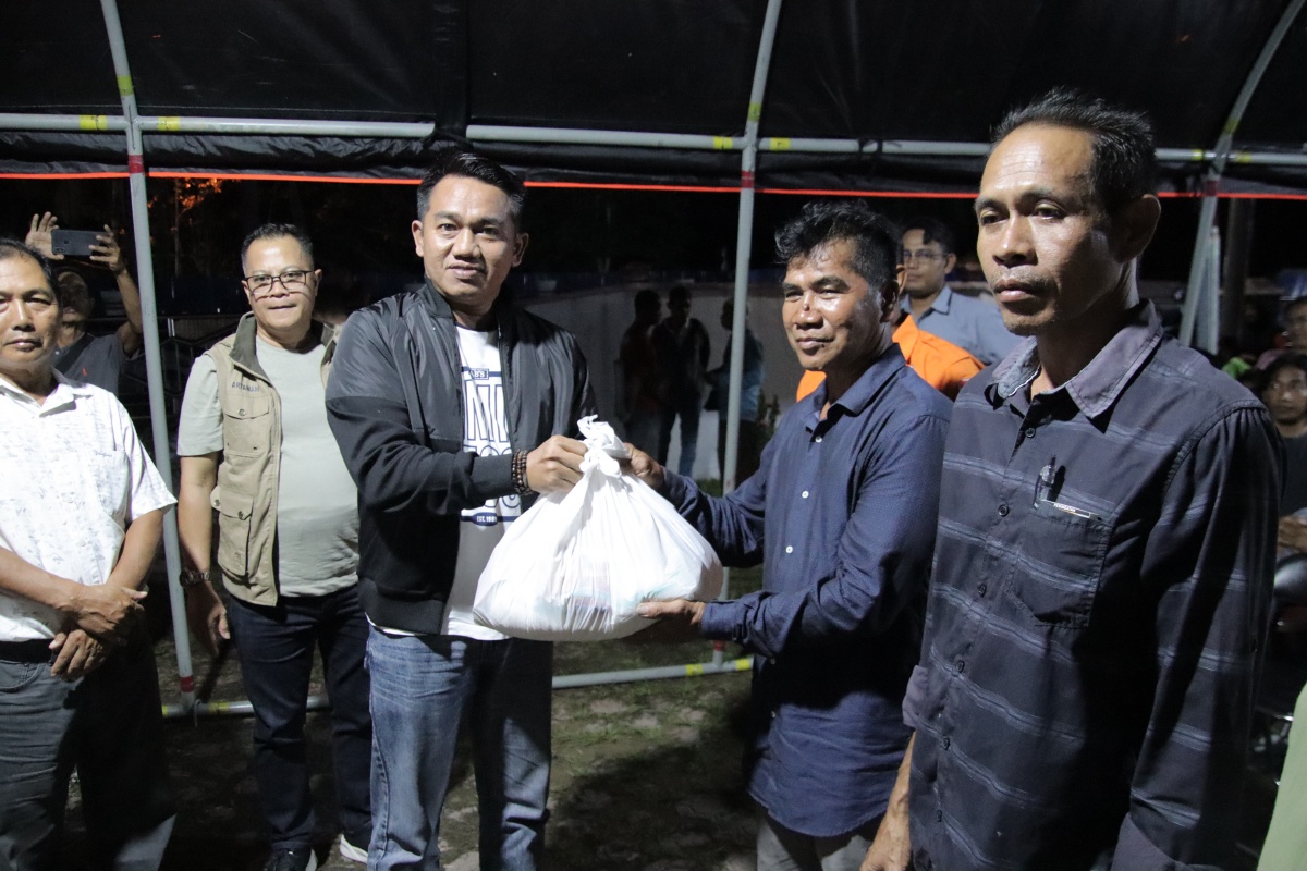 Kadis PMD Prov. Kalteng Salurkan Bantuan Paket Sembako Dalam Rangka Dukungan Penanganan Darurat Bencana