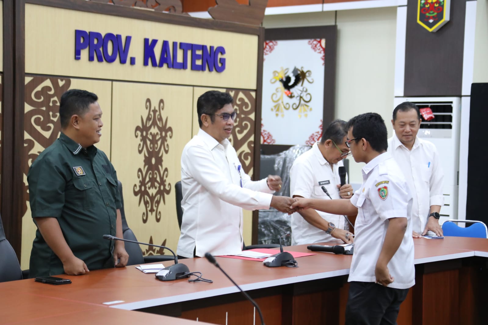 Kepala Diskominfosantik Prov. Kalteng Agus Siswadi Didampingi Sekretaris PWI Kalteng Ika Lelunu Serahkan Tali Asih Kepada PPNPN