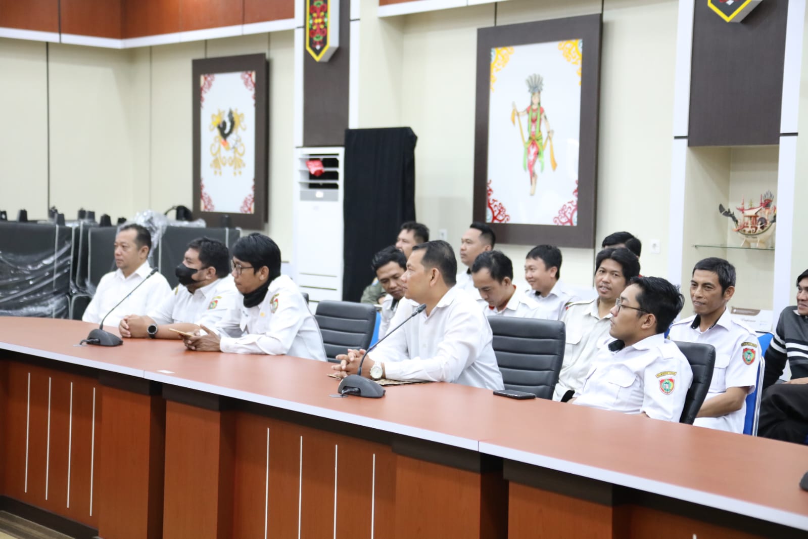 Kepala Diskominfosantik Prov. Kalteng Agus Siswadi Didampingi Sekretaris PWI Kalteng Ika Lelunu Serahkan Tali Asih Kepada PPNPN