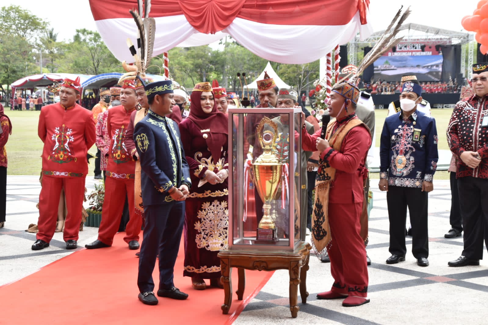 Gubernur Kalteng Tutup Secara Resmi Festival Budaya Isen Mulang Tahun 2022