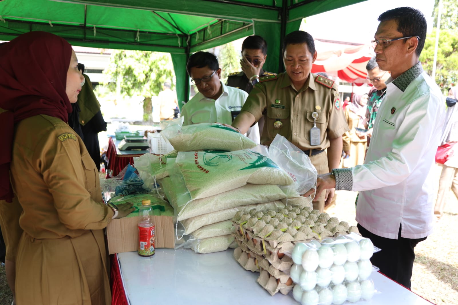 Sahli Yuas Elko Mengutarakan Selaku Pemerintah Daerah Berkomitmen Terus Dukung Kebijakan Pemerintah Pusat Lakukan Upaya Pengendalian Inflasi