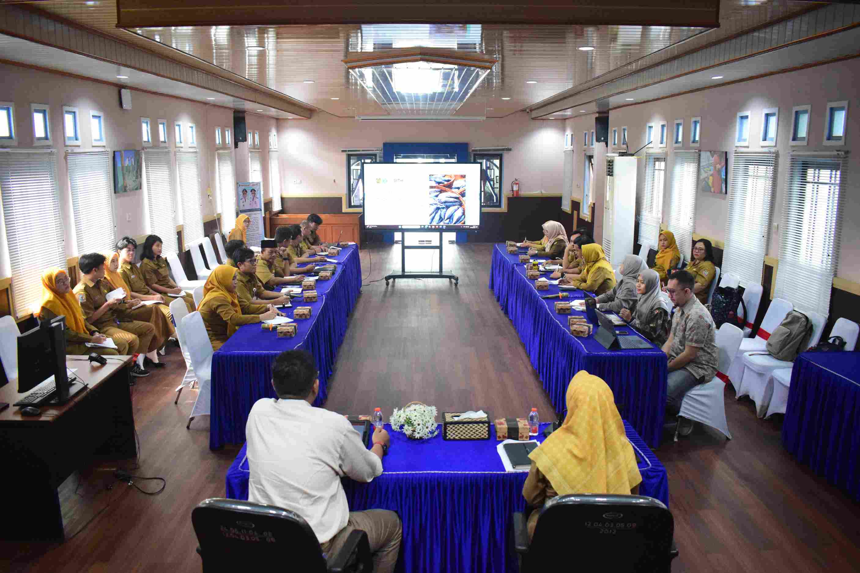 Kepala Dislutkan Prov. Kalteng Sri Widanarni Terima Kunjungan Tim Sekolah Ilmu dan Teknologi Hayati ITB