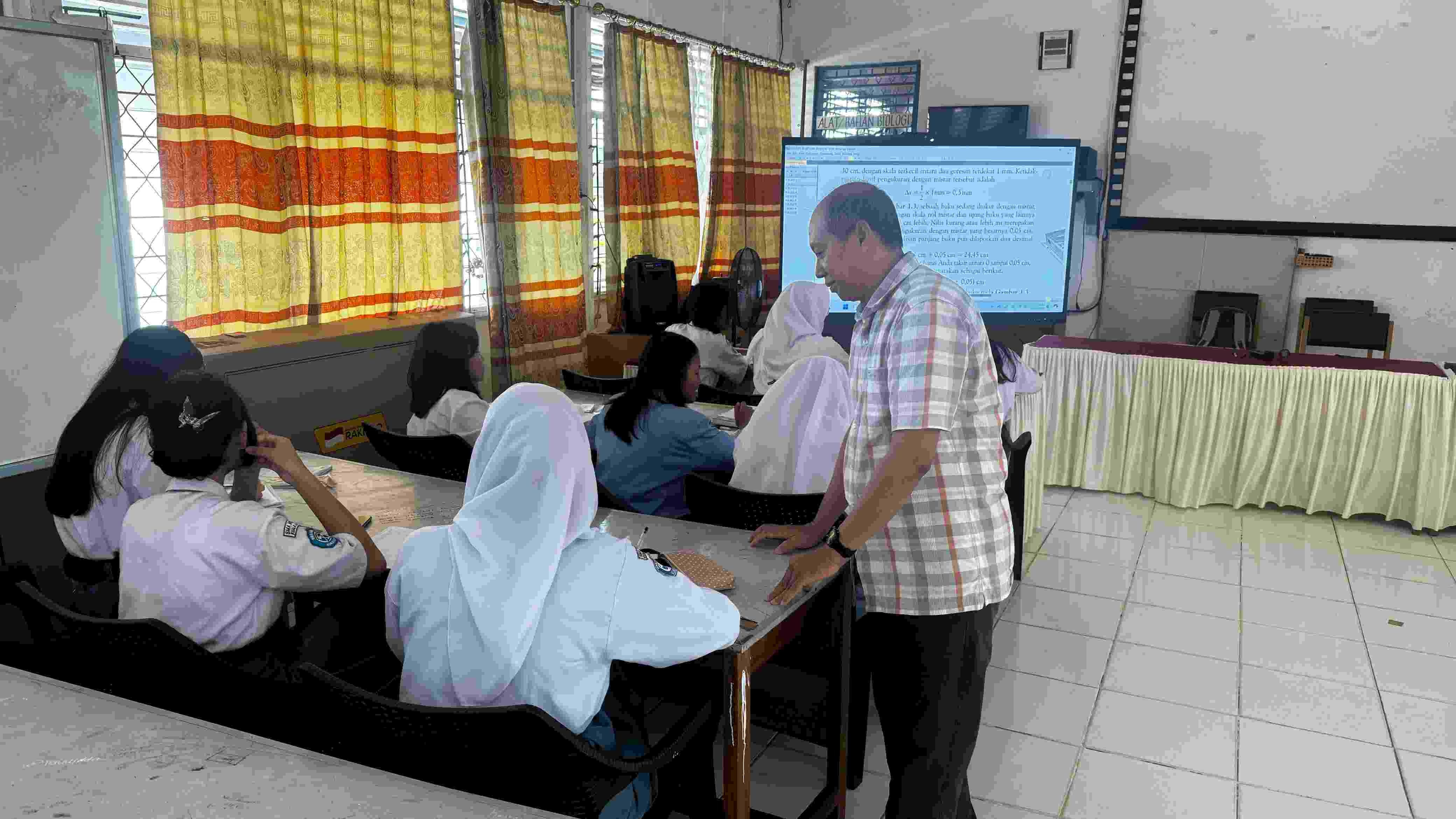 Disdik Prov. Kalteng Mendapatkan Sambutan Hangat dari Siswa dan Guru di Berbagai Sekolah