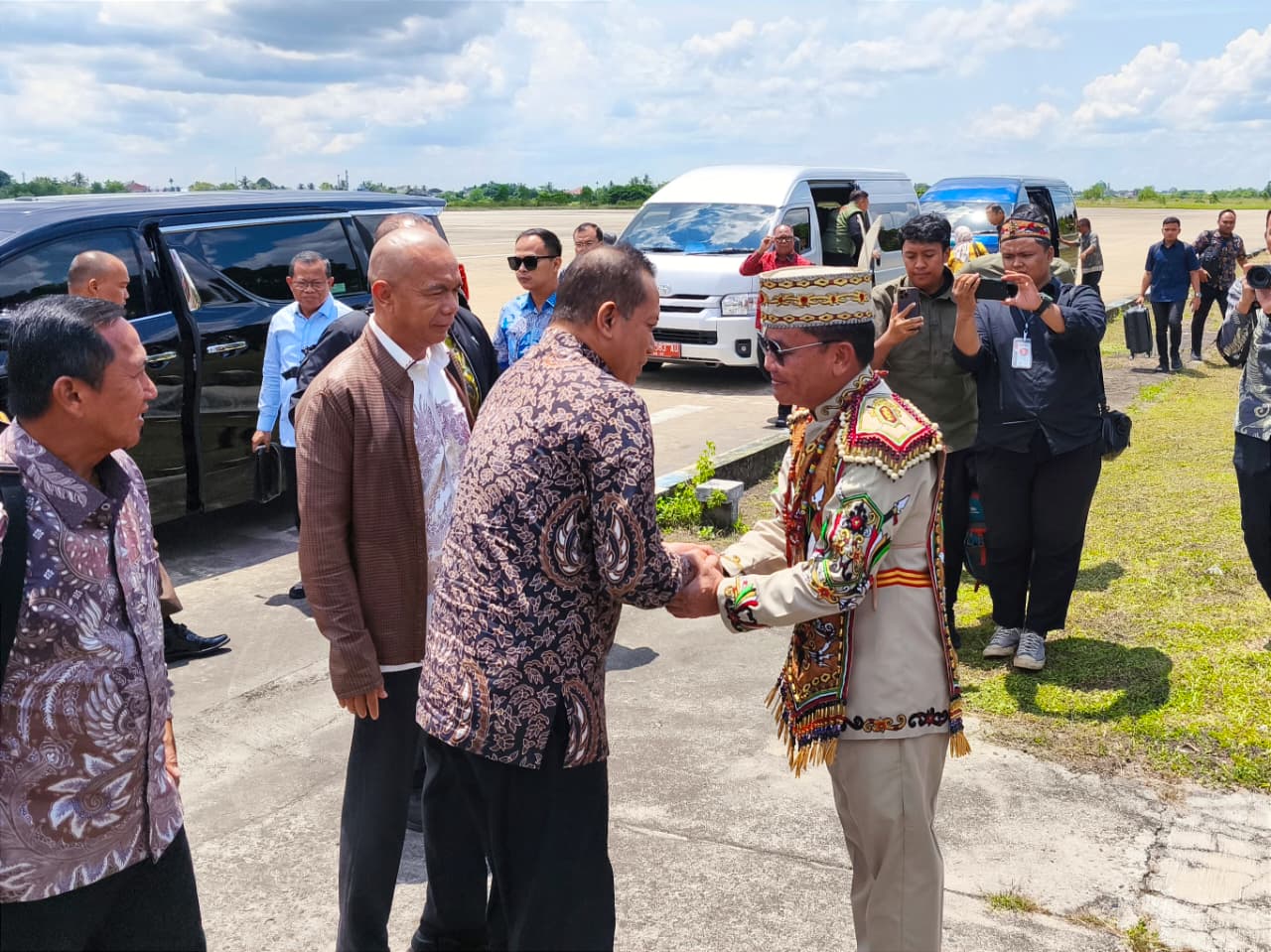 Kunjungan Kerja Menkop RI Ferry Joko Juliantono Bersama JAM-Intel RI Reda Manthovani Disambut dengan Prosesi Adat Dayak