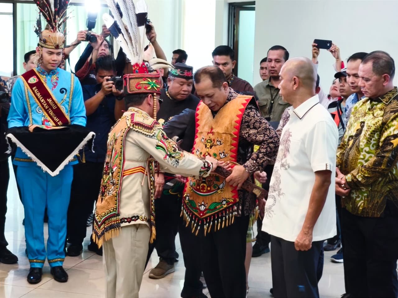 Kunjungan Kerja Menkop RI Ferry Joko Juliantono Bersama JAM-Intel RI Reda Manthovani Disambut dengan Prosesi Adat Dayak