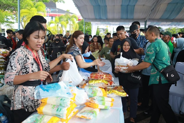 Gubernur Kalteng Agustiar Sabran Beri Paket Sembako Gratis Sebagai Bentuk Kepedulian dan Perhatian Nyata Pemprov Kalteng Terhadap Kebutuhan Pokok Masyarakat