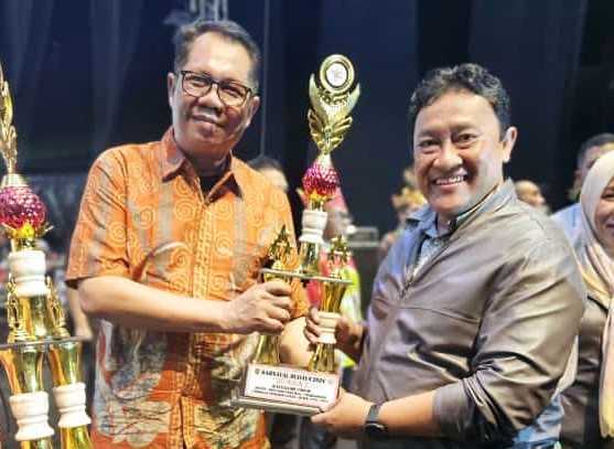 Dislutkan Prov. Kalteng Raih Penghargaan Juara 1 Karnaval Budaya Isen Mulang Tahun 2024 Kategori Umum