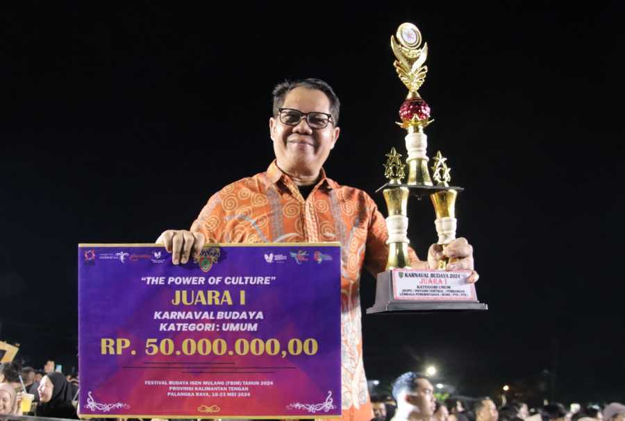 Dislutkan Prov. Kalteng Raih Penghargaan Juara 1 Karnaval Budaya Isen Mulang Tahun 2024 Kategori Umum