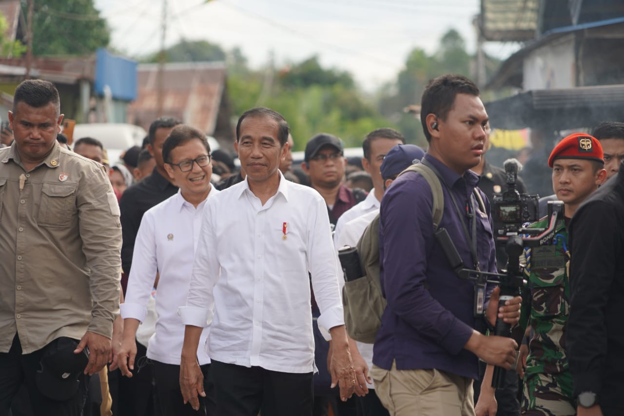Gubernur Kalteng Sugianto Sabran Dampingi Presiden Republik Indonesia (RI) Joko Widodo Lakukan Peninjauan Harga di Pasar Pata