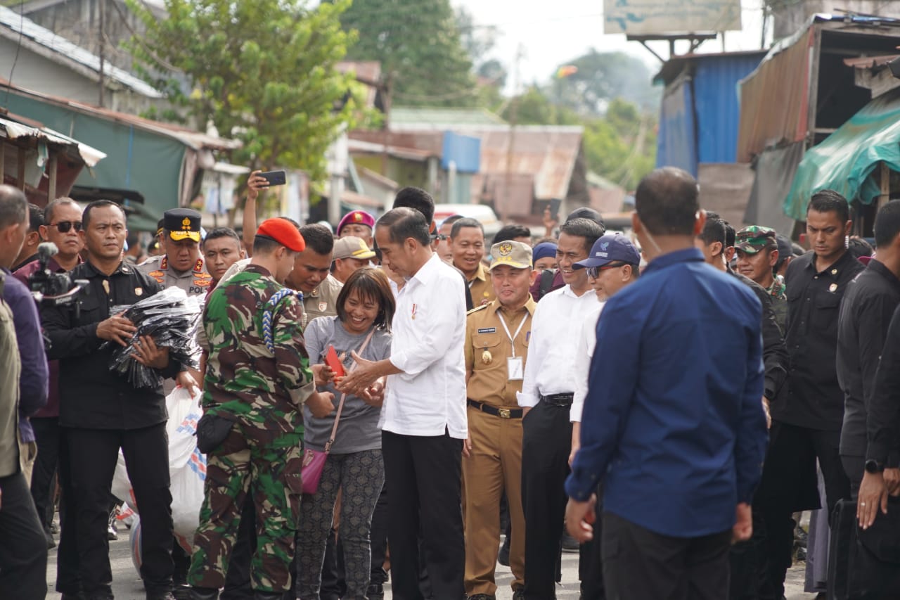Gubernur Kalteng Sugianto Sabran Dampingi Presiden Republik Indonesia (RI) Joko Widodo Lakukan Peninjauan Harga di Pasar Pata