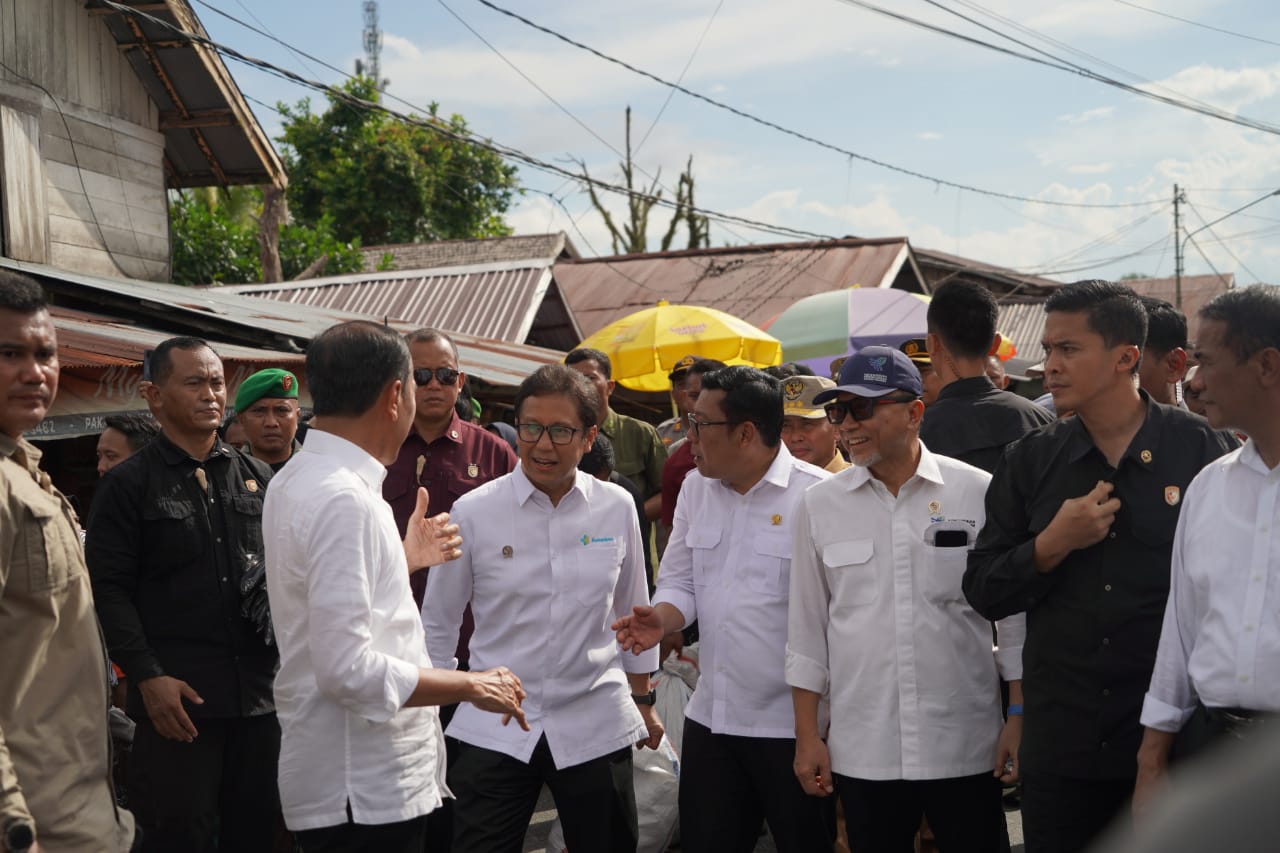 Gubernur Kalteng Sugianto Sabran Dampingi Presiden Republik Indonesia (RI) Joko Widodo Lakukan Peninjauan Harga di Pasar Pata