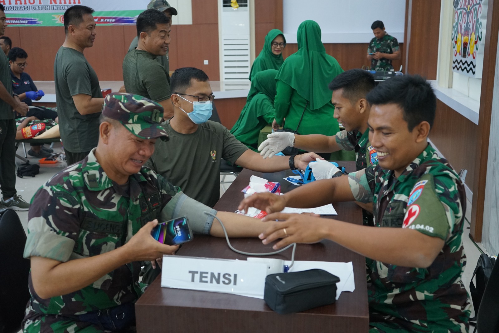 Dalam Rangka HUT TNI ke-78, Korem 102/Pjg Gelar Bakti Sosial Donor Darah, Khitanan massal, dan Pengobatan Massal Gratis