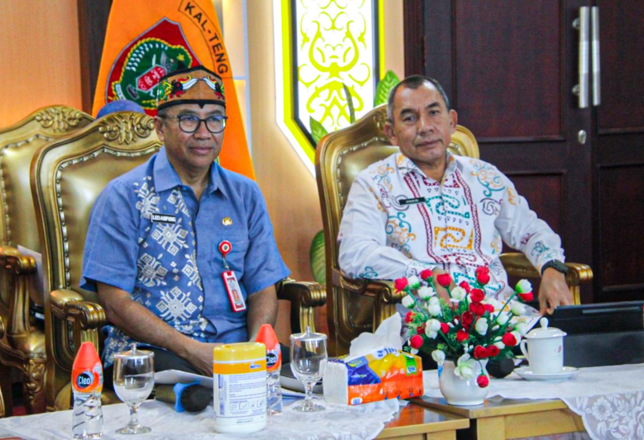 Plt. Sekda Prov. Kalteng Leonard S. Ampung Bersama Kepala BKAD Prov. Kalteng Syahfiri Ikuti Rapat Monev Realisasi APBD