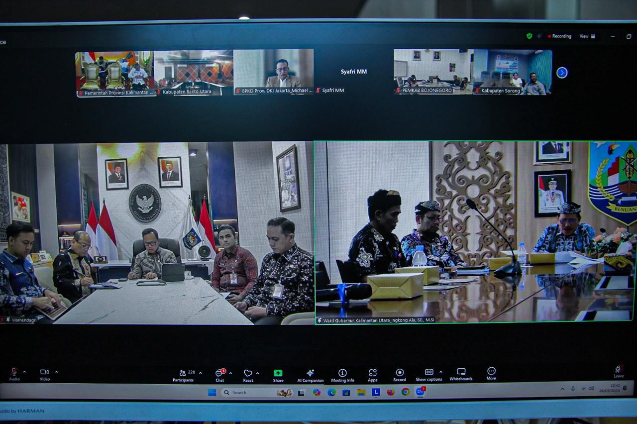 Plt. Sekda Prov. Kalteng Leonard S. Ampung Bersama Kepala BKAD Prov. Kalteng Syahfiri Ikuti Rapat Monev Realisasi APBD
