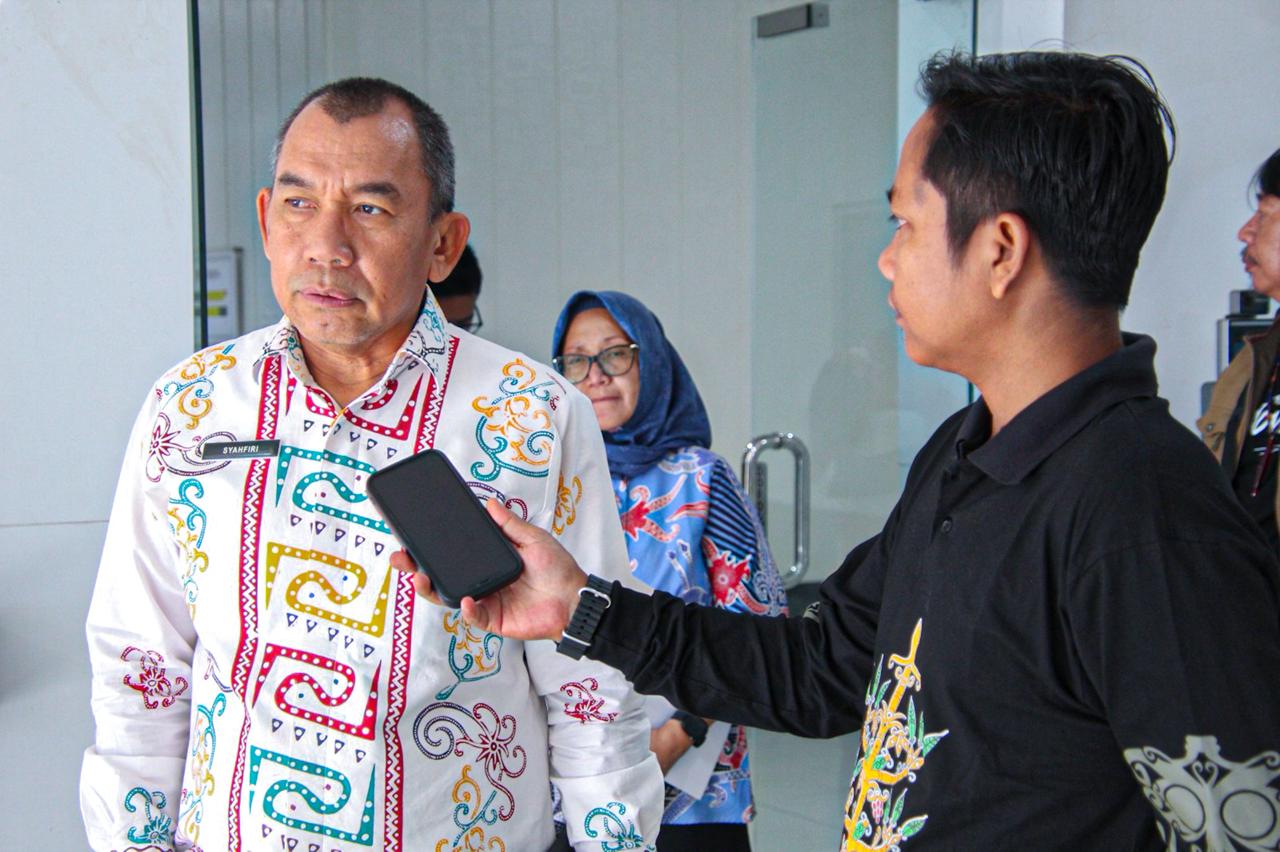 Plt. Sekda Prov. Kalteng Leonard S. Ampung Bersama Kepala BKAD Prov. Kalteng Syahfiri Ikuti Rapat Monev Realisasi APBD