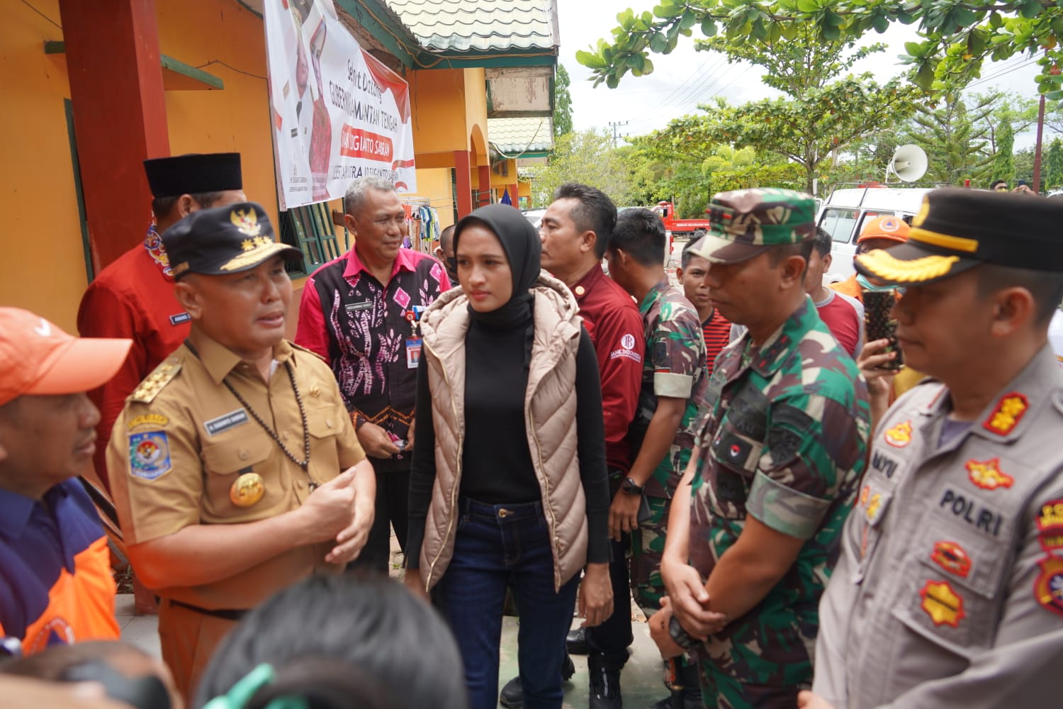 Gubernur Kalteng Sugianto Sabran Tinjau Langsung Tempat Pengungsian Warga Kumpai Batu Bawah Di Puskesmas Natai Palingkau