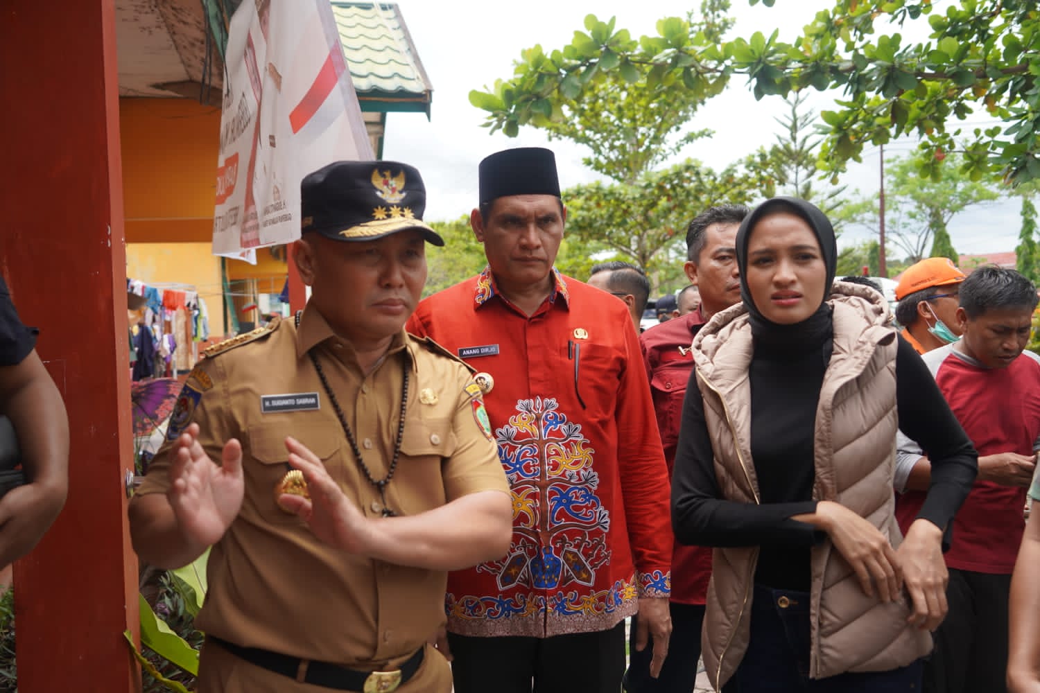 Gubernur Kalteng Sugianto Sabran Tinjau Langsung Tempat Pengungsian Warga Kumpai Batu Bawah Di Puskesmas Natai Palingkau