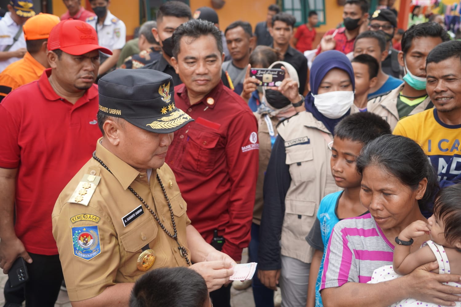 Gubernur Kalteng Sugianto Sabran Tinjau Langsung Tempat Pengungsian Warga Kumpai Batu Bawah Di Puskesmas Natai Palingkau