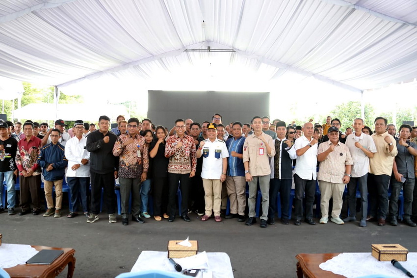 Kepala BAPPERIDA Leonard S. Ampung Dampingi Gubernur Kalteng Agustiar Sabran Dalam Kegiatan Hasupa Hasundau