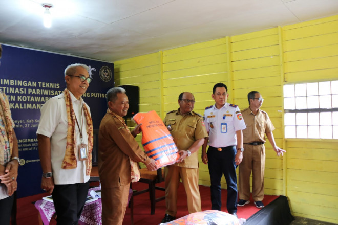 Gubernur Kalteng Salurkan Bantuan Life Jacket Untuk Pelajar Di Kumai Seberang