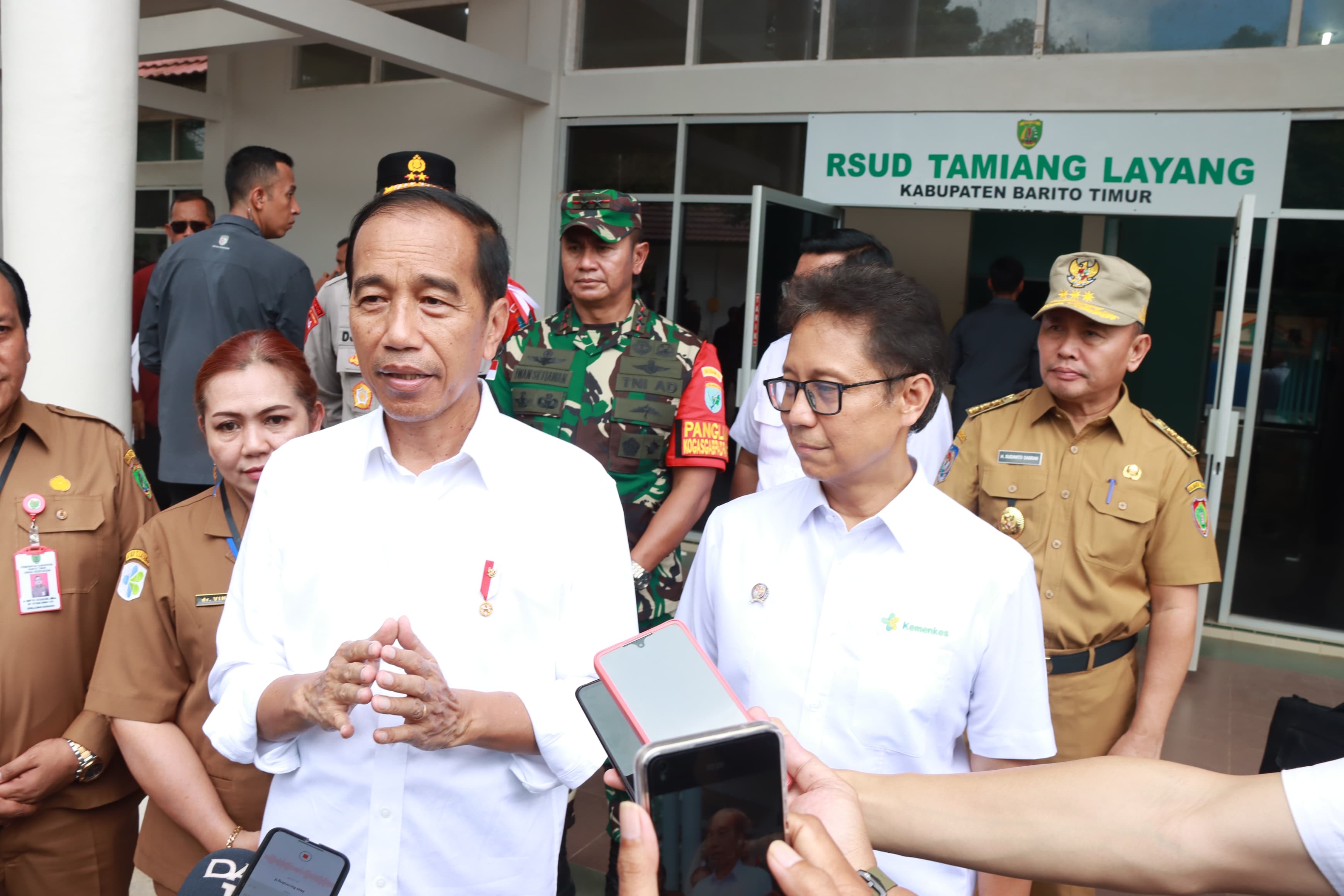 Gubernur Kalteng Sugianto Sabran Dampingi Presiden Republik Indonesia (RI) Joko Widodo Lakukan Peninjauan di RSUD Tamiang Layang