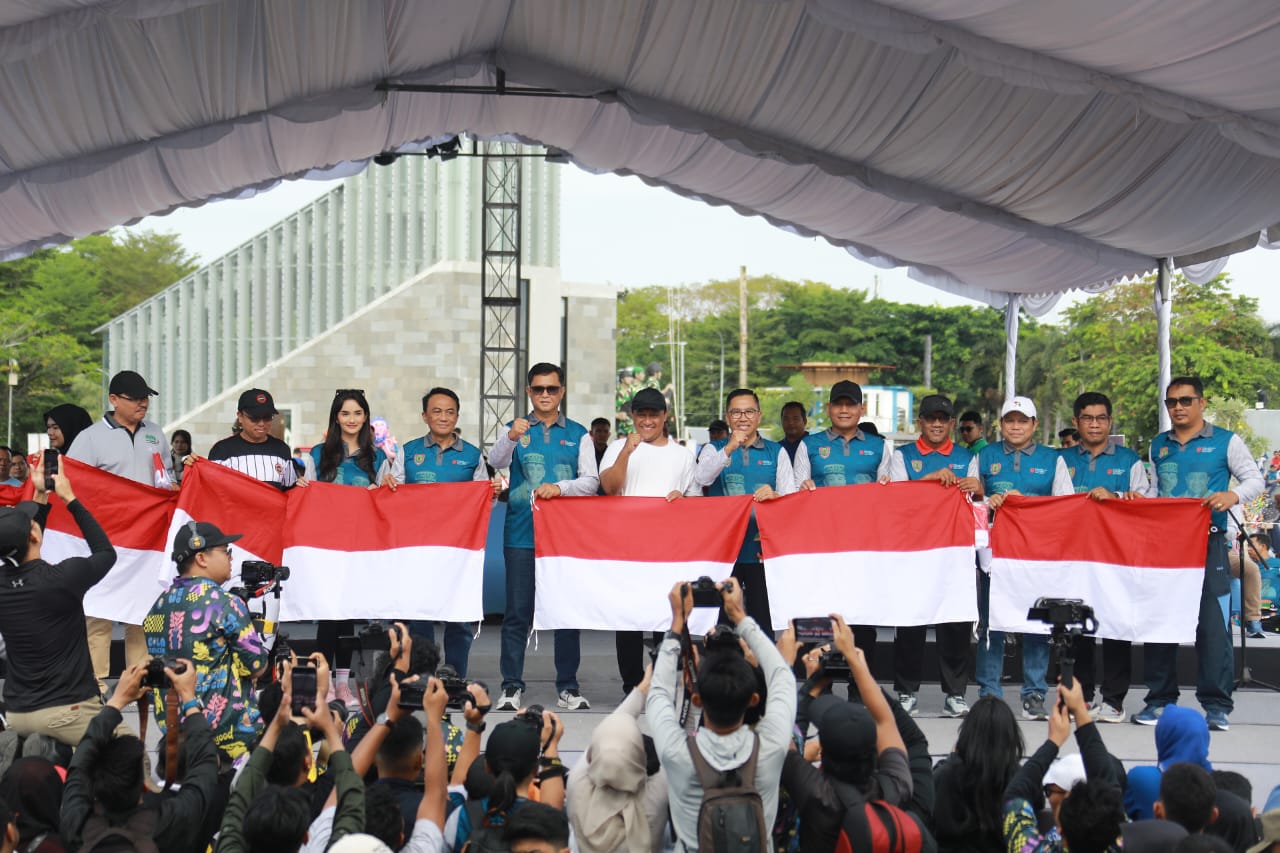 Pemprov Kalteng Laksanakan Gerakan Pembagian Bendera Merah Putih