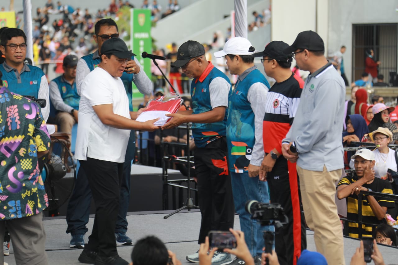 Pemprov Kalteng Laksanakan Gerakan Pembagian Bendera Merah Putih