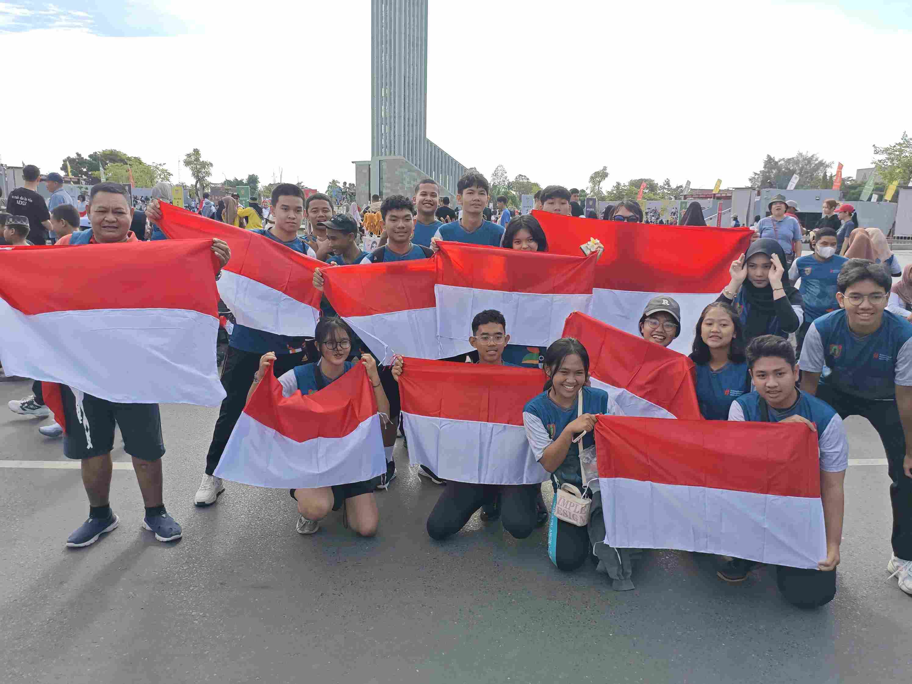 Pemprov Kalteng Laksanakan Gerakan Pembagian Bendera Merah Putih