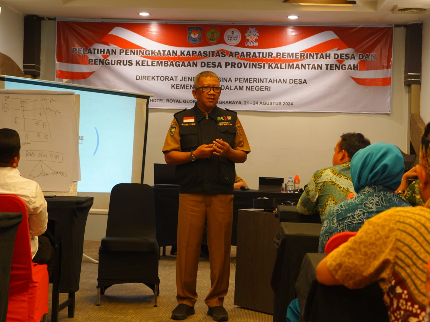 Kaban Kesbangpol Katma F. Dirun Jadi Narasumber Dalam Pelatihan Peningkatan Kapasitas Aparatur Pemerintah Desa dan Pengurus Kelembagaan Desa