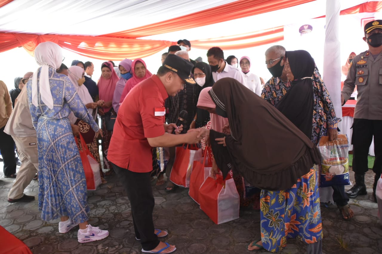 Gubernur Kalteng Tinjau Pasar Murah Dan Pasar Penyeimbang Di Halaman Masjid Nurul Syajaroh
