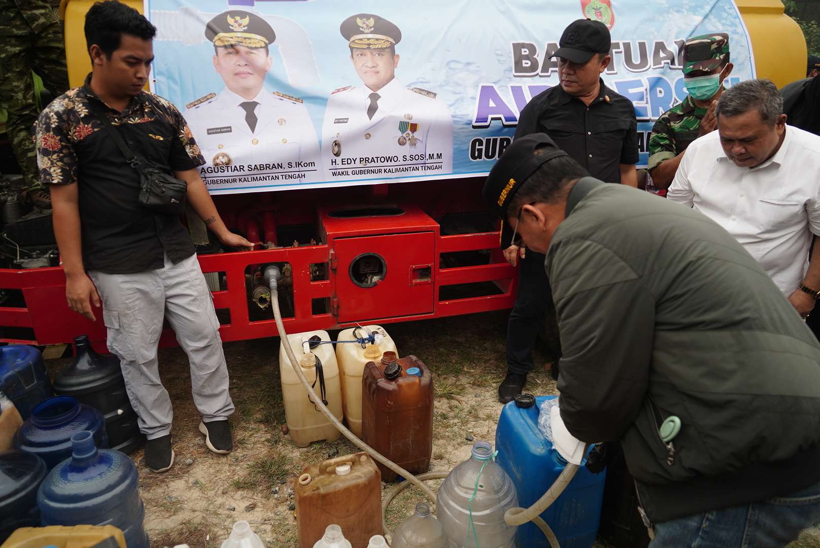 Gubernur Kalteng Agustiar Sabran Salurkan Bantuan bagi Masyarakat Terdampak Kemarau dan Karhutla